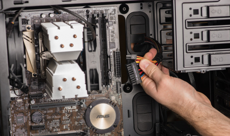 Если по умолчанию кабель разделен, то обязательно соедините части перед тем, как подключать коннектор к материнской плате