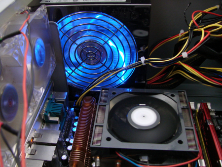 На всякий случай напоминаем: наличие подсветки и прочих укарашательств никак не влияет на работу блока питания